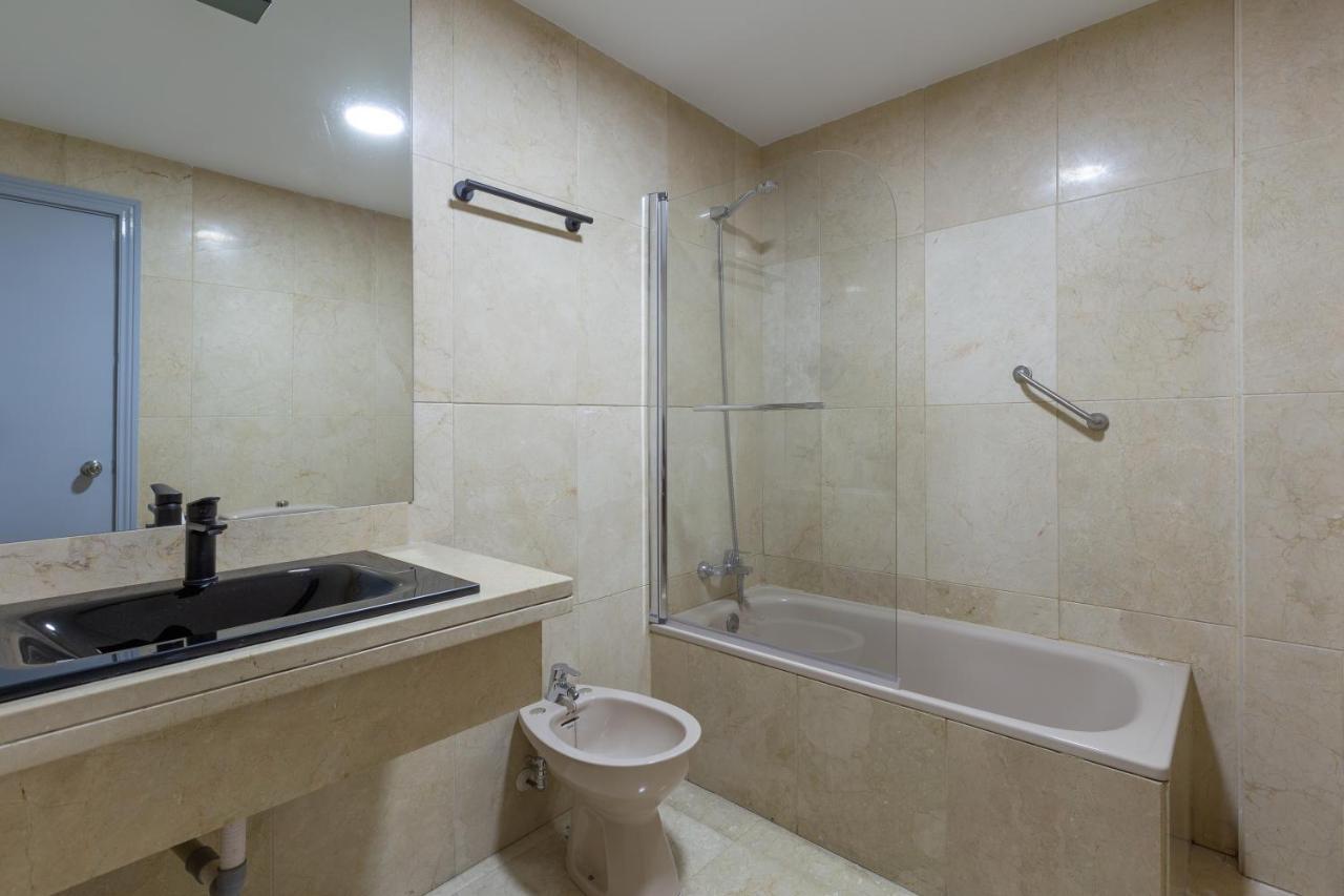 Luminoso Apartamento De Dos Habitaciones Con Terraza Y Parking En El Centro Málaga Exterior foto